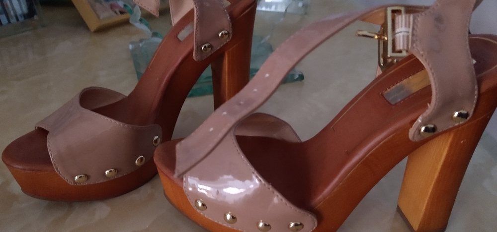 Jessica Simpson platforms